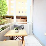 ➤private - Heart Of Downtown With Terrace 民宿