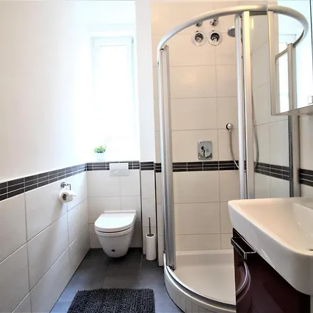 ➤private - Heart Of Downtown With Terrace *